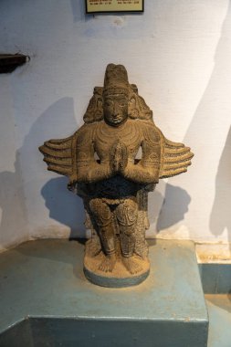 Chennai, Tamil Nadu, Hindistan - 02.07.2025: kafasında kuş olan bir adamın heykeli. Heykel bir masanın üzerinde oturuyor. Chennai 'de.