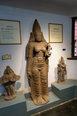 Chennai, Tamil Nadu, Hindistan - 02.07.2025: Müzede bir kadın heykeli sergileniyor. Arka planda başka kadın heykelleri de var. Chennai 'de.