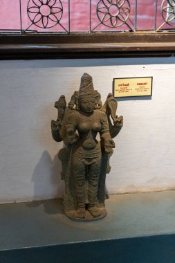 Chennai, Tamil Nadu, Hindistan - 02.07.2025: Müzede bir kadın heykeli sergileniyor. Heykel bir Hindu tanrıçasına ait. Chennai 'de.