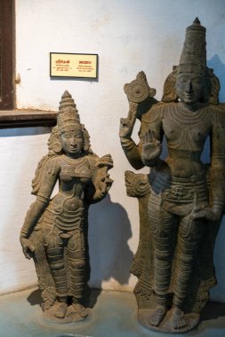 Chennai, Tamil Nadu, Hindistan - 02.07.2025: Bir kadın ve erkeğin heykelleri bir odada sergilenmektedir. Chennai 'de.