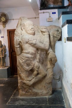 Chennai, Tamil Nadu, Hindistan - 02.07.2025: Boynunda ip olan bir adam heykeli. Heykel taş bir zeminde. Chennai 'de.