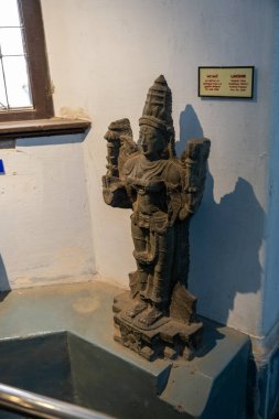 Chennai, Tamil Nadu, Hindistan - 02.07.2025: Bir kadın heykeli bir kaidede duruyor. Chennai 'de.