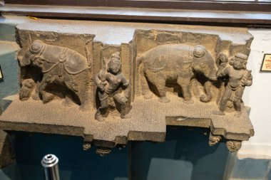 Chennai, Tamil Nadu, Hindistan - 02.07.2025: Üç filin heykeli ve kılıçlı bir adam. Adam bir sopa tutuyor. Chennai 'de.