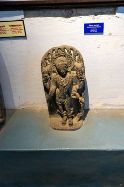 Chennai, Tamil Nadu, Hindistan - 02.07.2025: sakallı ve sakallı bir adamın heykeli. Masanın üzerinde. Heykelin arkasında bir tabela var. Chennai 'de.