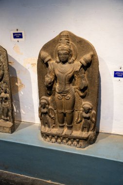 Chennai, Tamil Nadu, Hindistan - 02.07.2025: Kucağında çocuğu olan bir adamın heykeli. Heykel bir kaidede. Chennai 'de.