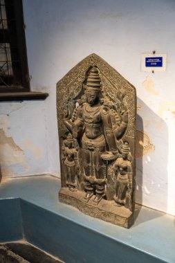 Chennai, Tamil Nadu, Hindistan - 02.07.2025: Şapkalı bir erkek heykeli ve omuzunda eli olan bir kadın. Heykel masanın üzerinde. Chennai 'de.