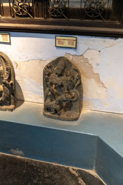 Chennai, Tamil Nadu, Hindistan - 02.07.2025: Masada bir erkek heykeli var. Yanında 