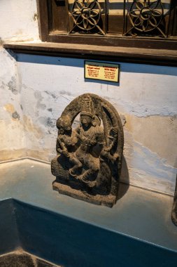 Chennai, Tamil Nadu, Hindistan - 02.07.2025: Kafasında sepet olan bir kadın heykeli. Heykel bir duvarda. Chennai 'de.