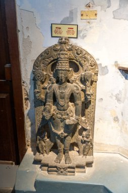 Chennai, Tamil Nadu, Hindistan - 02.07.2025: kafasında taç olan bir adamın heykeli. Heykel bir kaidede. Chennai 'de.