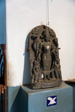 Chennai, Tamil Nadu, Hindistan - 02.07.2025: kafasında kuş olan bir adamın heykeli. Heykel bir kaidede. Chennai 'de.