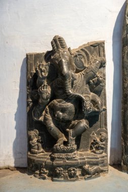 Chennai, Tamil Nadu, Hindistan - 02.07.2025: Büyük fil kafalı bir adamın heykeli. Heykel siyah ve beyaz. Chennai 'de.