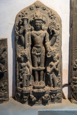 Chennai, Tamil Nadu, Hindistan - 02.07.2025: Asa tutan bir erkek ve çiçekli bir kadın heykeli. Heykel bir kaidede. Chennai 'de.