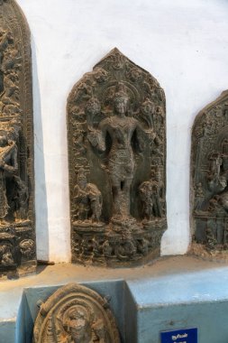 Chennai, Tamil Nadu, Hindistan - 02.07.2025: Bir kadın heykeli ve iki insan heykeli de dahil olmak üzere bir heykel koleksiyonu. Chennai 'de.