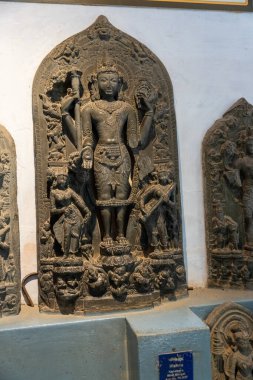 Chennai, Tamil Nadu, Hindistan - 02.07.2025: Kılıç tutan bir erkek heykeli ve çiçek tutan bir kadın. Adam taç takıyor. Chennai 'de.