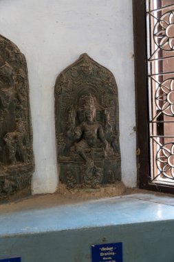 Chennai, Tamil Nadu, Hindistan - 02.07.2025: Sandalyede oturan bir adamın heykeli. Heykel bir duvarda. Chennai 'de.