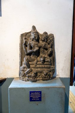 Chennai, Tamil Nadu, Hindistan - 02.07.2025: Bir kaide üzerinde oturan kadın ve erkek heykeli. Üzerinde 