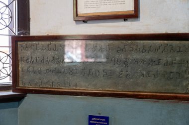 Chennai, Tamil Nadu, Hindistan - 02.07.2025: Üzerinde çok sayıda sembol bulunan ahşap bir tahta. Kurul bir müzede. Chennai 'de.