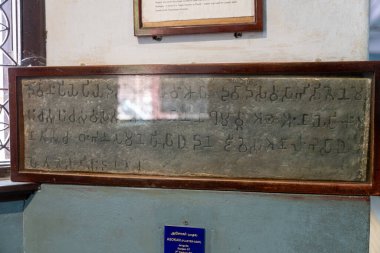 Chennai, Tamil Nadu, Hindistan - 02.07.2025: Üzerinde yazı olan tahta bir çerçeve. Yazı yabancı bir dilde yazılmış. Chennai 'de.