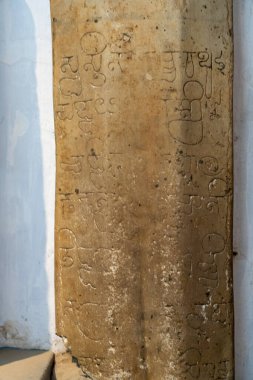 Chennai, Tamil Nadu, Hindistan - 02.07.2025: Duvar yabancı yazılar ile kaplı, muhtemelen eski bir dilde. Chennai 'de.