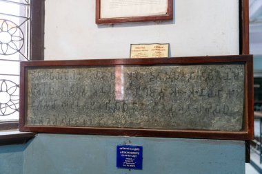 Chennai, Tamil Nadu, Hindistan - 02.07.2025: Duvarda yazılı bir tabela var. Yazı yabancı bir dilde yazılmış. Chennai 'de.