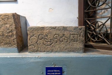 Chennai, Tamil Nadu, Hindistan - 02.07.2025: Üzerinde yazı olan bir taş levha. Yazı yabancı bir dilde yazılmış. Chennai 'de.