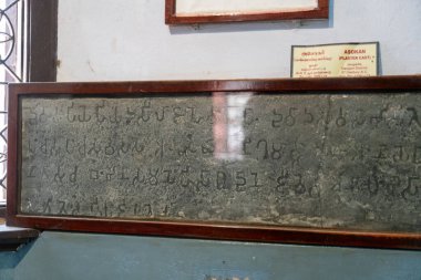 Chennai, Tamil Nadu, Hindistan - 02.07.2025: Üzerinde yazı olan tahta bir çerçeve. Yazı yabancı bir dilde yazılmış. Chennai 'de.