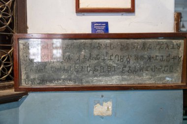 Chennai, Tamil Nadu, Hindistan - 02.07.2025: Üzerinde yabancı yazı olan tahta tabela. Tabela bir duvarda. Chennai 'de.