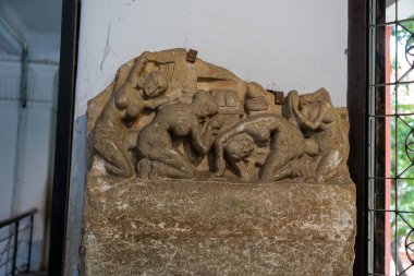 Chennai, Tamil Nadu, Hindistan - 02.07.2025: Bir tanesi kitap tutan üç kadının heykeli. Heykel taş bir yüzeyde. Chennai 'de.