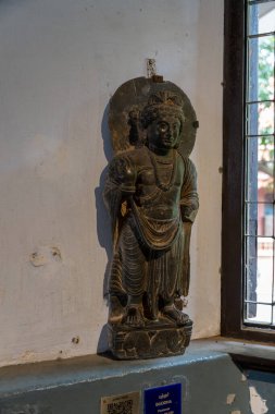 Chennai, Tamil Nadu, Hindistan - 02.07.2025: Küçük bir nesne tutan bir adamın heykeli. Heykel mavi bir plakette. Chennai 'de.