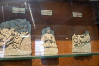 Chennai, Tamil Nadu, Hindistan - 02.07.2025: Buda 'nın üç heykeli cam bir kutuda sergilenmektedir. Chennai 'de.