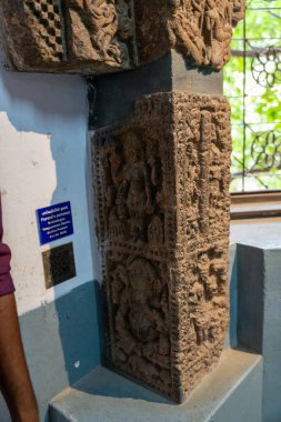 Chennai, Tamil Nadu, Hindistan - 02.07.2025: Yanında mavi işareti olan taş bir sütun. Tabelada 