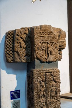 Chennai, Tamil Nadu, Hindistan - 02.07.2025: Üzerinde mavi işareti olan taş bir sütun. Tabelada 