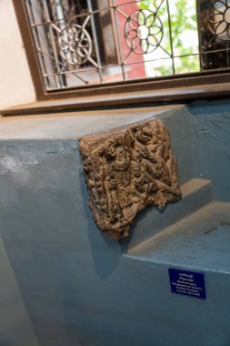 Chennai, Tamil Nadu, Hindistan - 02.07.2025: Üzerinde mavi bir işaret olan bir taş oyması. Oyma bir duvarda. Chennai 'de.