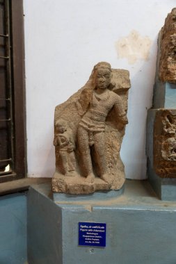 Chennai, Tamil Nadu, Hindistan - 02.07.2025: Bir adam ve bir çocuğun heykeli sergilenmektedir. Heykel taştan yapılmıştır ve bir kaideye yerleştirilmiştir. Chennai 'de.