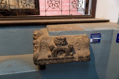 Chennai, Tamil Nadu, Hindistan - 02.07.2025: Üzerinde mavi bir plaket bulunan bir taş oyması. Plakette 