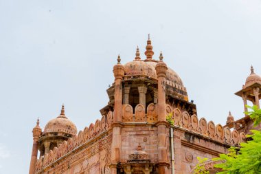 Chennai, Tamil Nadu, Hindistan - 02.07.2025: Çok kubbeli bir bina. Bina kahverengi. Gökyüzü mavi. Chennai 'de.