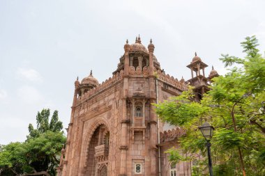 Chennai, Tamil Nadu, Hindistan - 02.07.2025: Birçok penceresi ve geniş kemerli bir bina. Kemer yolu birçok tasarımla süslenmiş. Chennai 'de.
