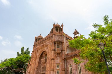 Chennai, Tamil Nadu, Hindistan - 02.07.2025: Bir sürü penceresi ve tepesinde kubbesi olan büyük bir bina. Bina kahverengi. Chennai 'de.