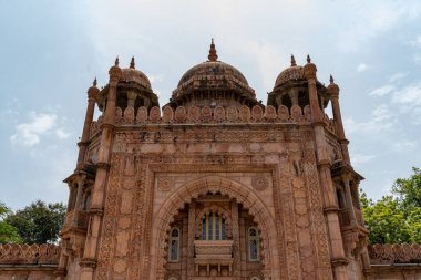 Chennai, Tamil Nadu, Hindistan - 02.07.2025: Tepesinde kubbe olan büyük bir bina. Bina kahverengi ve bir sürü penceresi var. Chennai 'de.