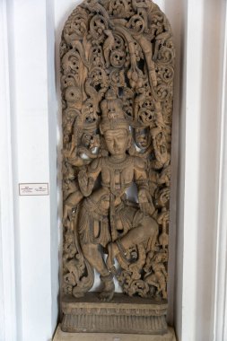 Chennai, Tamil Nadu, Hindistan - 02.07.2025: sakallı ve tacı olan bir adamın heykeli. Heykel kahverengi ve çok detay içeriyor. Chennai 'de.