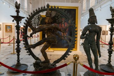 Chennai, Tamil Nadu, Hindistan - 02.07.2025: Müzedeki bir kadın ve erkeğin heykeli. Adamın elinde bir disk var. Chennai 'de.