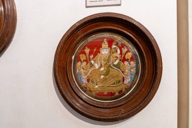 Chennai, Tamil Nadu, Hindistan - 02.07.2025: Mavi ve beyaz cüppeli bir tanrıçanın altın ve kırmızı tablosu. Tablo ahşap çerçeveli. Chennai 'de.