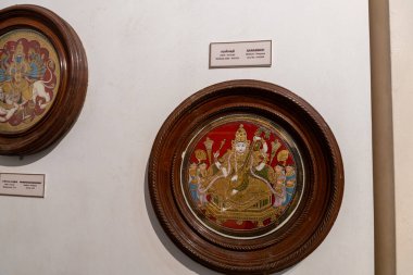 Chennai, Tamil Nadu, Hindistan - 02.07.2025: Altın kaplama ve altın kolyeli bir kadın resmi. Kadın altın bir tahtta oturuyor. Chennai 'de.