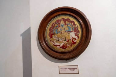 Chennai, Tamil Nadu, Hindistan - 02.07.2025: Kafasında aslan olan bir kadın resmi. Resim çerçevelenmiş ve duvara asılmış. Chennai 'de.