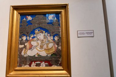 Chennai, Tamil Nadu, Hindistan - 02.07.2025: Altın kolyeli bir adamın altın çerçeveli tablosu. Tablo bir duvarda. Chennai 'de.