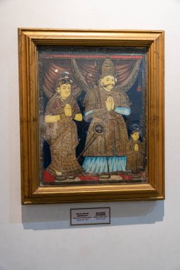 Chennai, Tamil Nadu, Hindistan - 02.07.2025: Bir erkek, kadın ve çocuk tablosu. Adam şapka takıyor ve kadın da sari giyiyor. Chennai 'de.