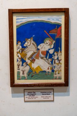 Chennai, Tamil Nadu, Hindistan - 02.07.2025: Kılıçlı at süren bir adamın resmi. Tablonun adı 