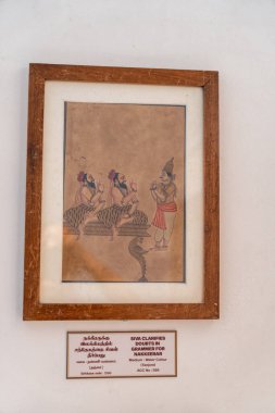 Chennai, Tamil Nadu, Hindistan - 02.07.2025: Üç adam ve bir yılanın çerçeveli resmi. Çerçeve kahverengi. Chennai 'de.