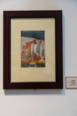 Chennai, Tamil Nadu, Hindistan - 02.07.2025: Yatakta oturan bir kadının çerçeveli resmi. Tablonun adı 