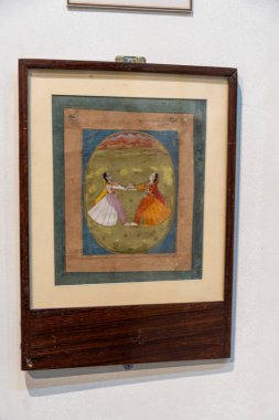 Chennai, Tamil Nadu, Hindistan - 02.07.2025: Geleneksel Hint elbiseli iki kadının çerçeveli bir tablosu. Kadınlar el ele tutuşuyorlar. Chennai 'de.